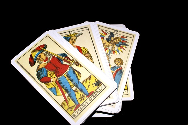 what do the tarot cards do in phasmophobia